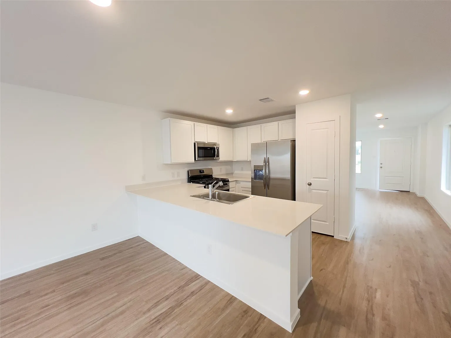 4 bed, 2.0 bath, 1686 sqft, $1,900 — Photo 3