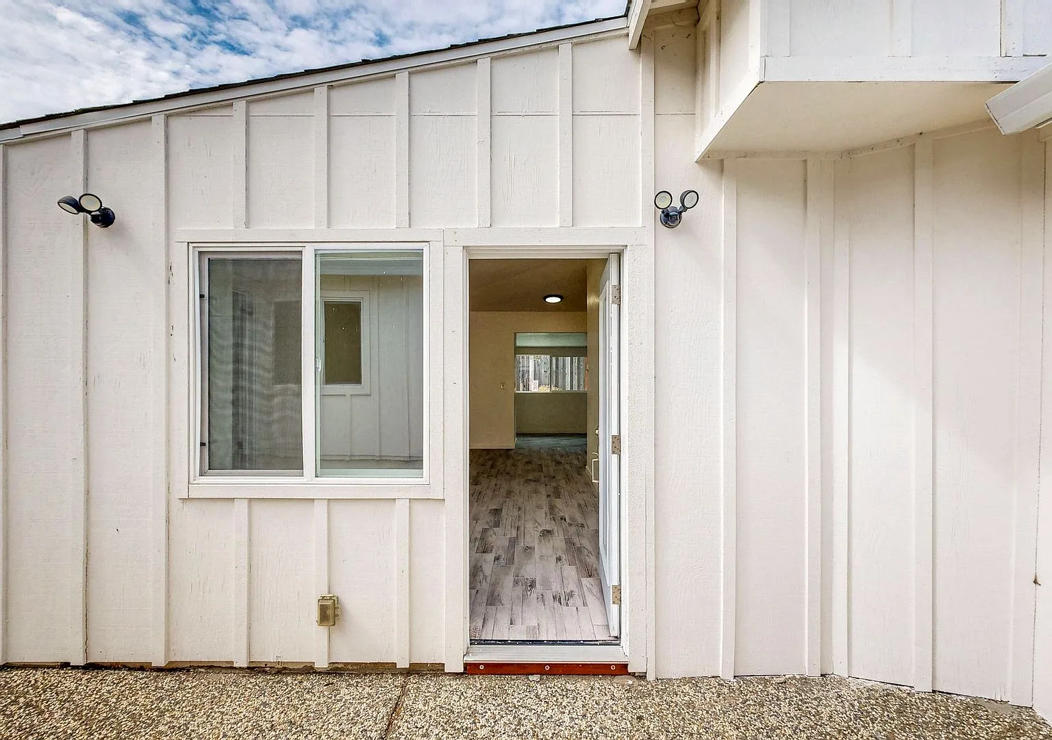 2113 Dennis — Photo 2
