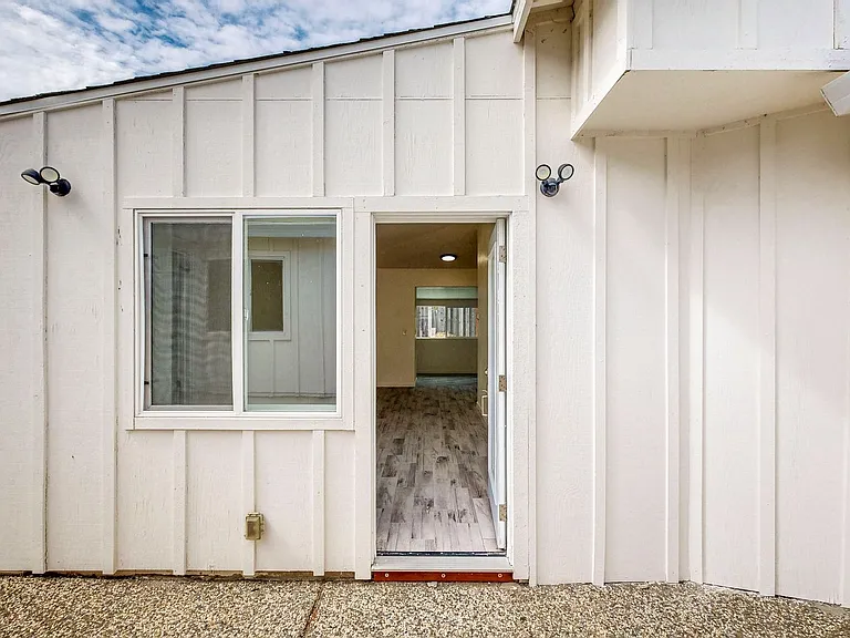 2113 Dennis Ln — Photo 2