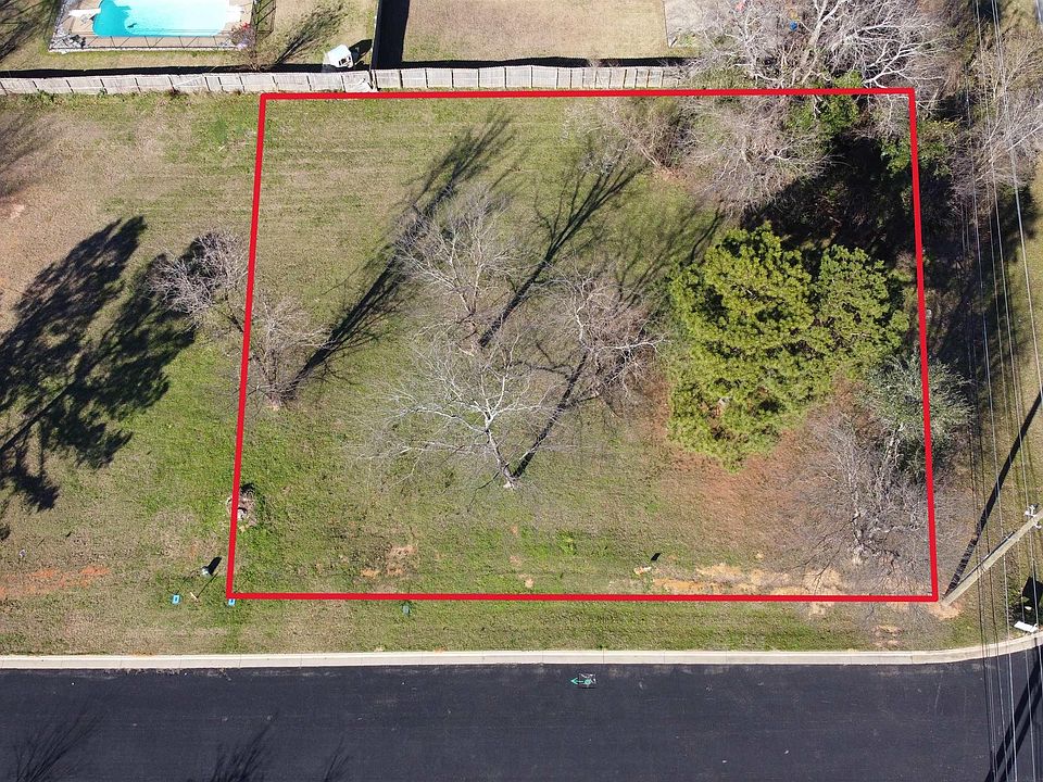 2nd image of 3601 Lakewood Ln