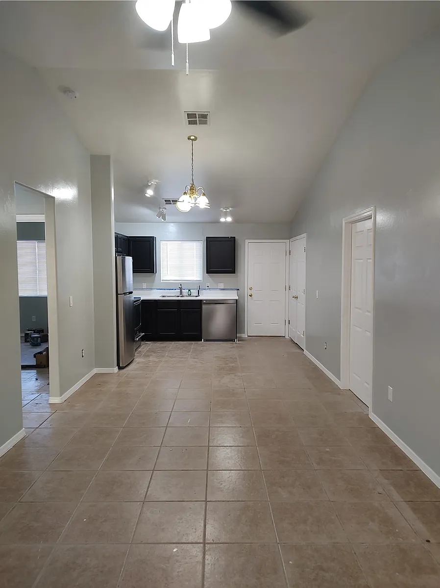 Building Photo - 811 S Picacho St