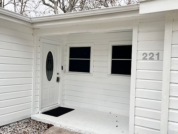 5th image of 221 Lakewood Dr