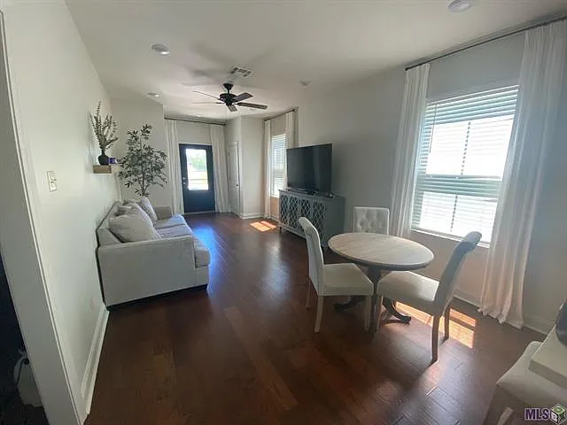 3 bed, 2.0 bath, 1368 sqft, $2,300 — Photo 4