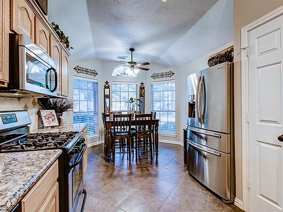 4th image of 802 Shadberry Dr