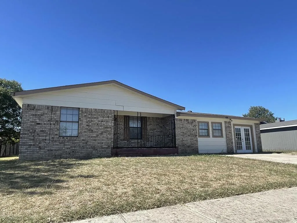 3105 Julie Ln — Photo 1