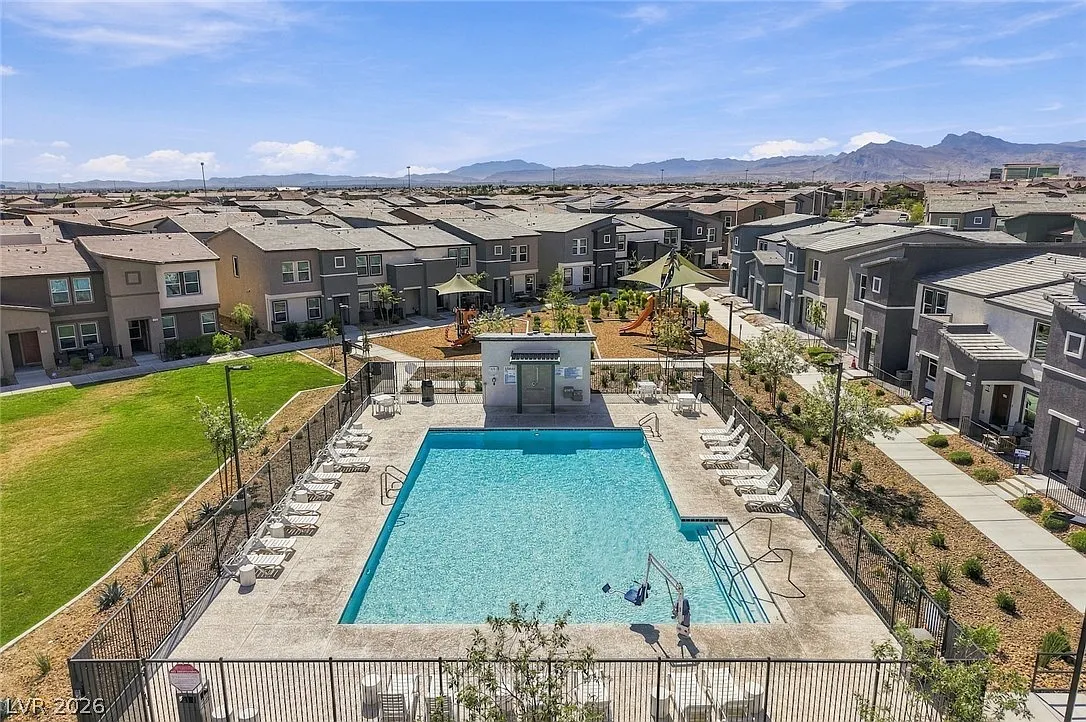 3 bed, 2.5 bath, 1281 sqft, $1,995 — Photo 1