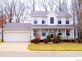 2121 Laurel Oak Dr, Howell, MI 48855