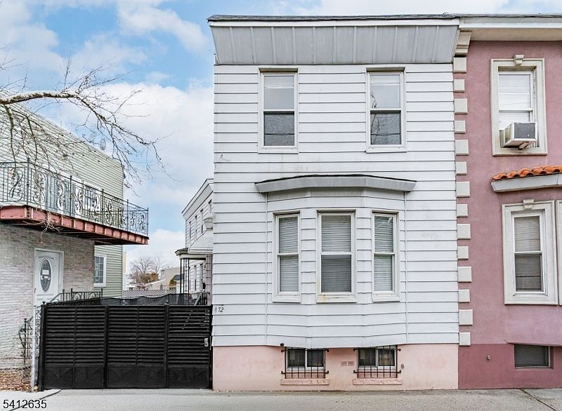 1st image of 72 Lang St