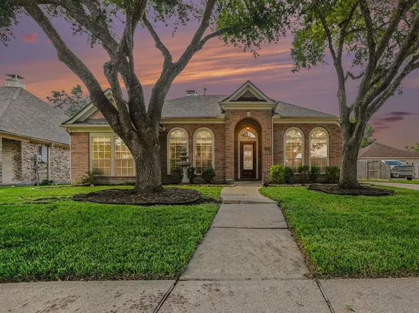 2892 Morning Pond Ln, Dickinson, TX 77539