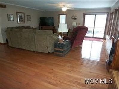 4th image of 35 Millbrook Ln