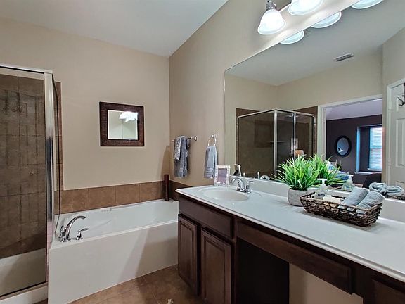 5th image of 2909 Glenoaks Dr
