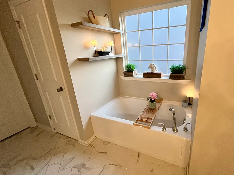 Downstairs master bathtub