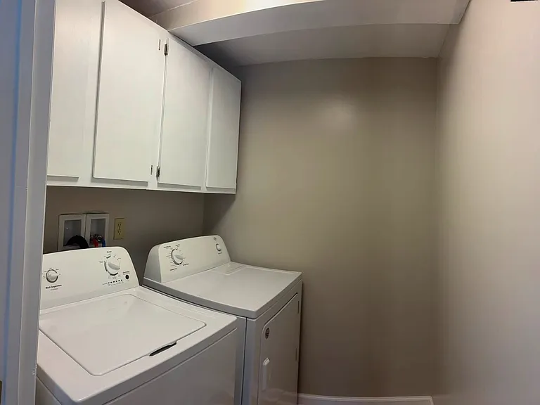 130 Robinson Aly #A — Photo 4