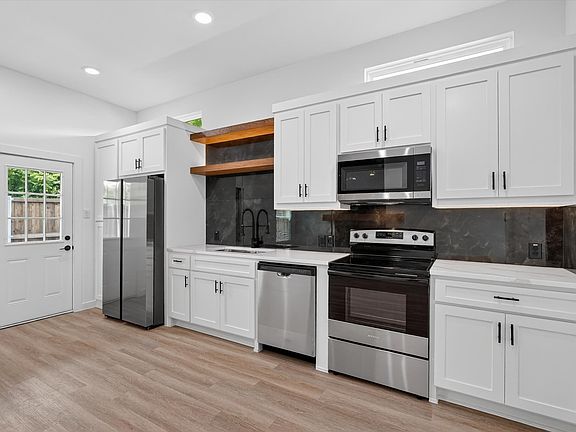 4th image of 2113 Henry St #A