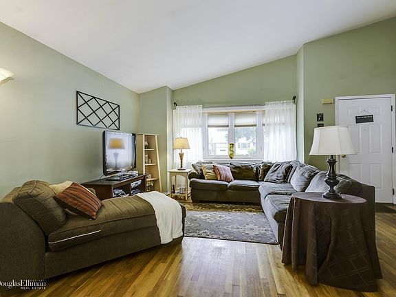 3rd image of 250 W 17th St