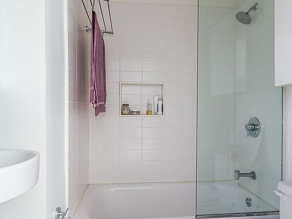 5th image of 529 E 12th St APT D3