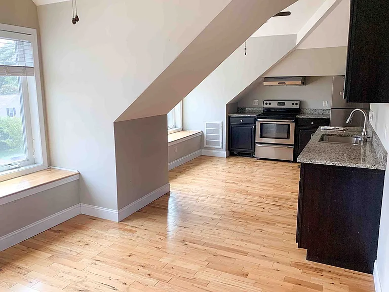 126 King St — Photo 1