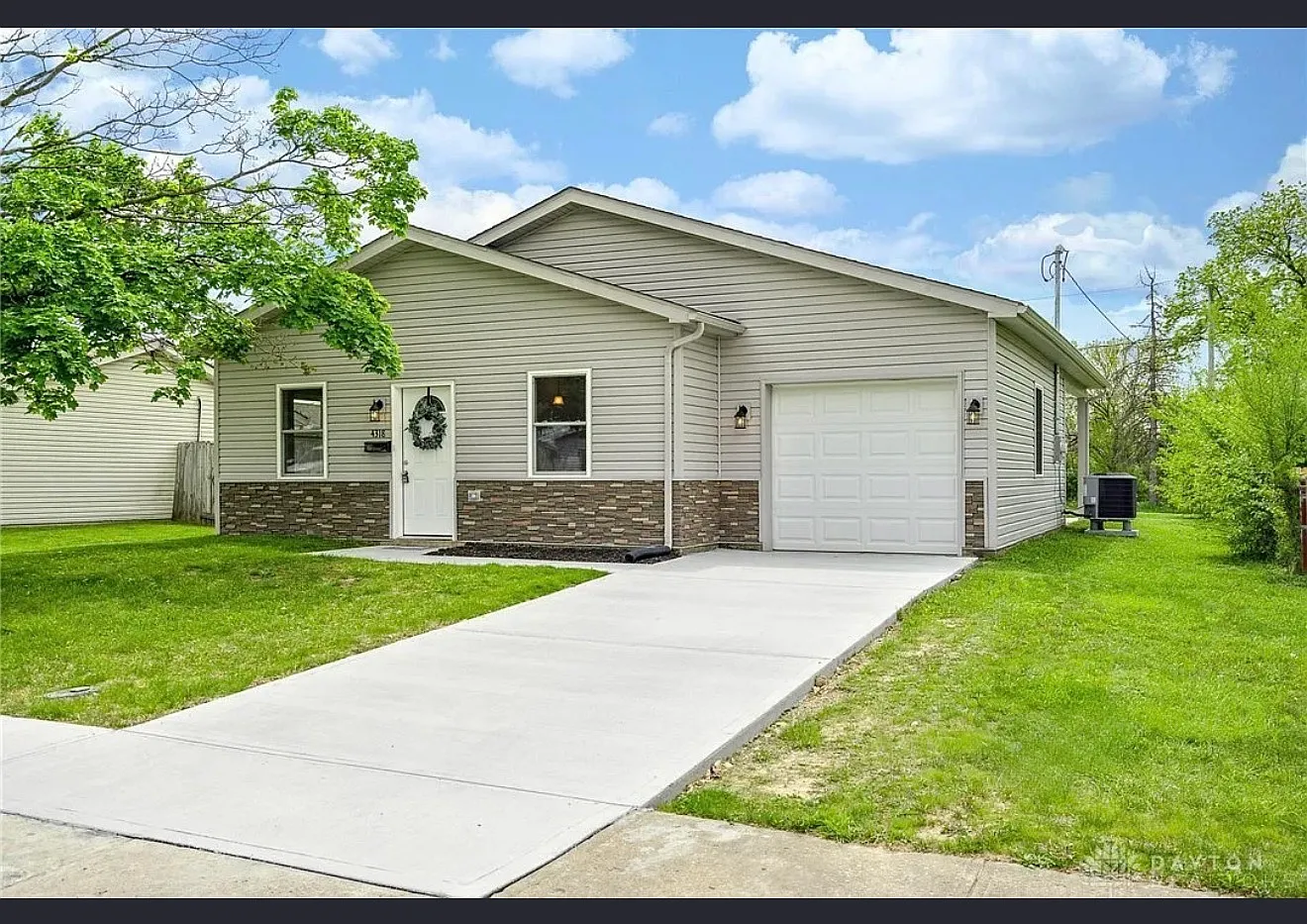 3 bed, 900 sqft, $1,995 — Photo 1