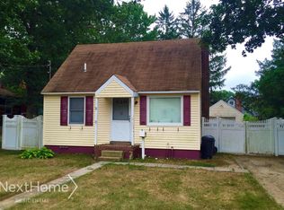 42 Old Commack Rd, Kings Park, NY 11754