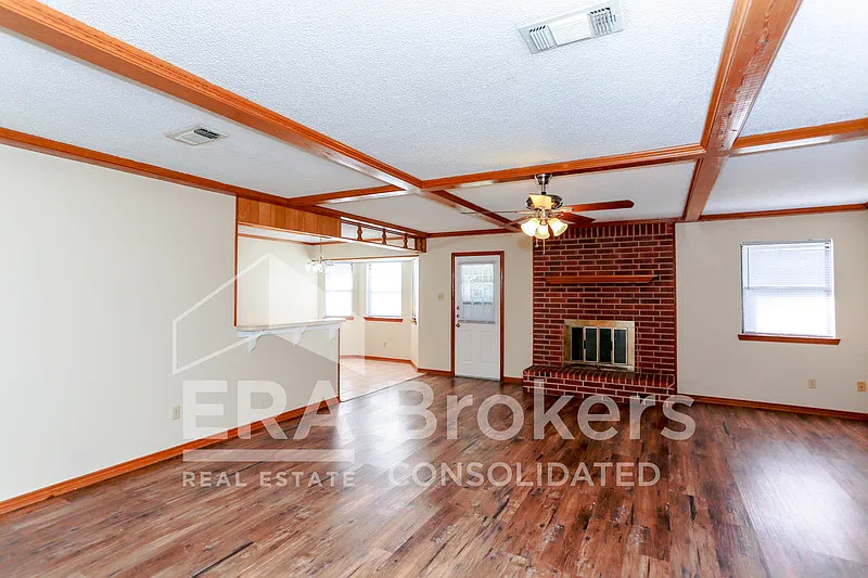 3 bed, 2.0 bath, 1359 sqft, $1,349 — Photo 2