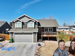 930 Flicker St, Douglas, WY 82633