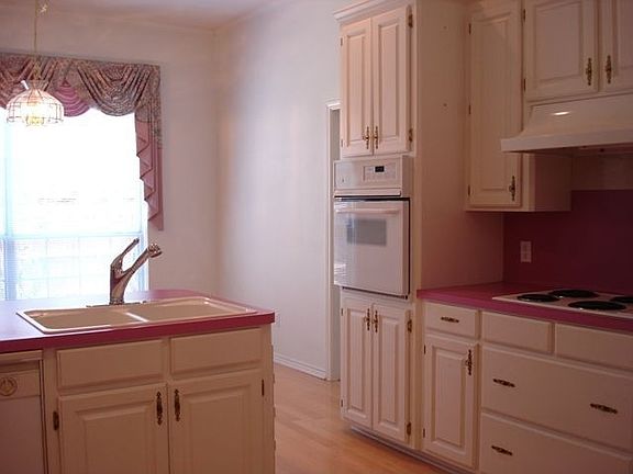 5th image of 605 Paloma St