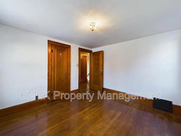 524 Allyn St — Photo 39