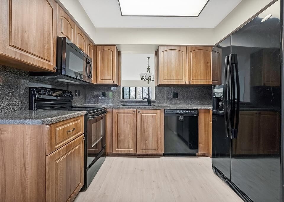 1st image of 7286 Huntington Lane #405
