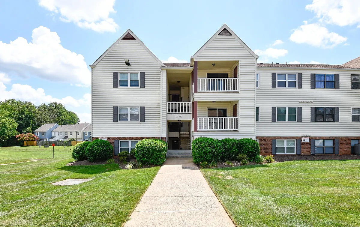 Building Photo - 102 Chesterfield Ln #201
