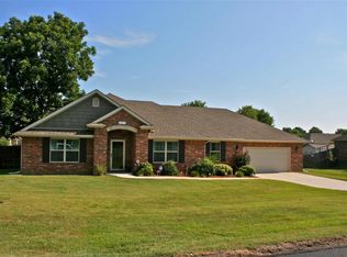 607 E 9th St, Grove, OK 74344