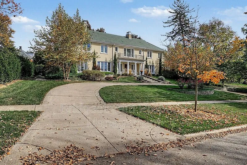 5 bed, 5.0 bath, 5591 sqft, $5,995 — Photo 4