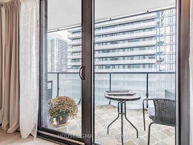185 Roehampton Ave #1201 — Photo 17