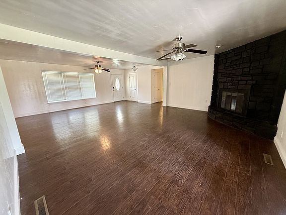 4th image of 915 W Kings Rd