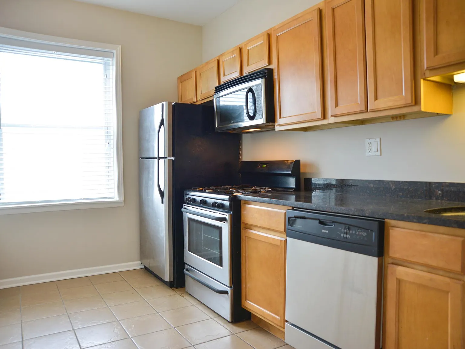 2 bed, 900 sqft, $2,000 — Photo 2