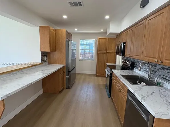 7150 SW 10th St, Pembroke Pines, FL 33023