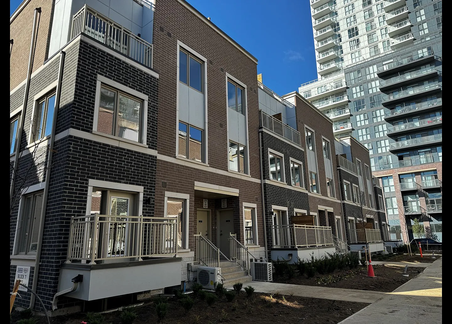 31 Honeycrisp Crescent Vaughan — Photo 1