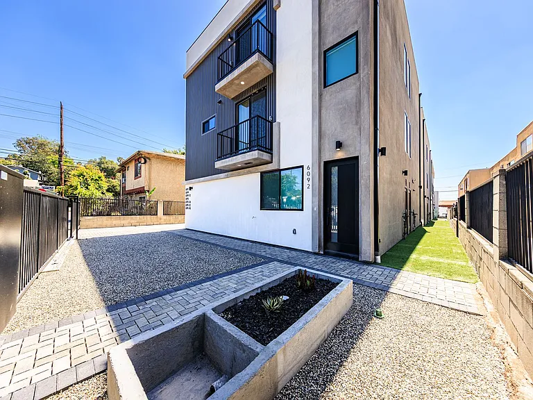 Rare Brand New Luxury Townhomes in Trendy Highland Park — Photo 15