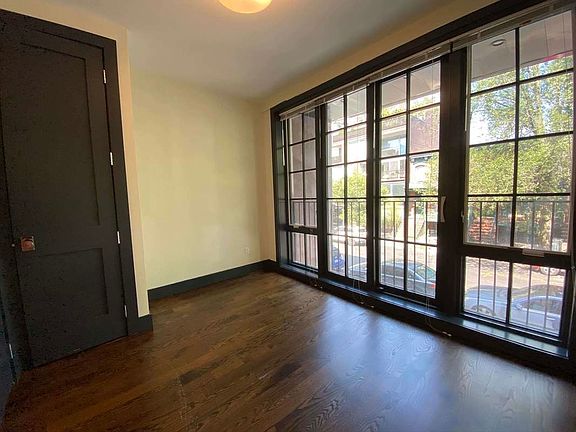 4th image of 920 Pacific St #22