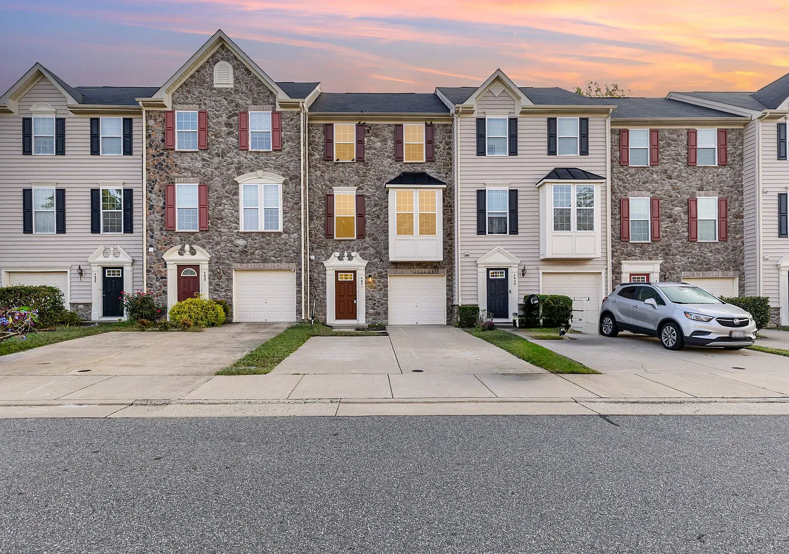 Beautiful Three Level Townhome For Rent — Photo 2