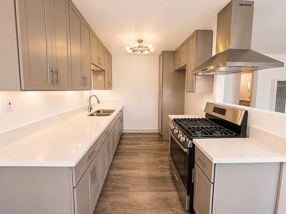 3rd image of 611 Walnut Ave APT 12