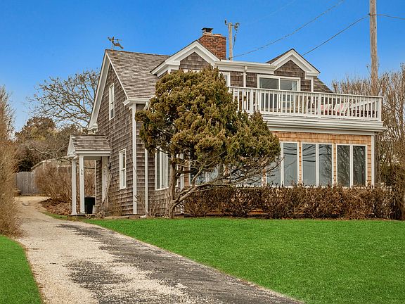 2nd image of 689 Old Montauk Hwy