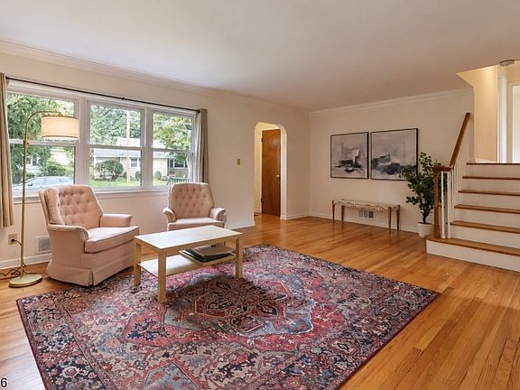 4th image of 5 Surrey Ln
