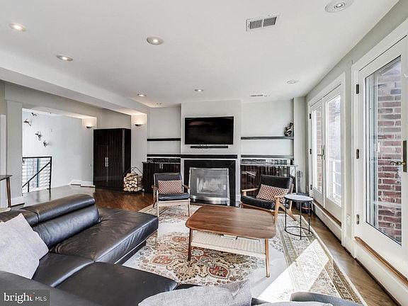 3rd image of 2370 Champlain St NW APT 34