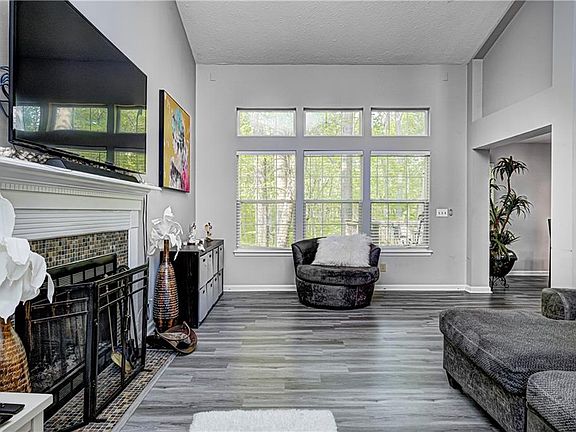 4th image of 710 Pioneer Woods Dr