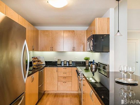 3rd image of 88 King St Unit 716