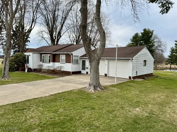 7551 Pinedale St NE, Hartville, OH 44632