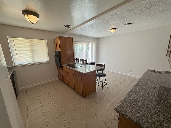 5th image of 5640 Holiday Dr