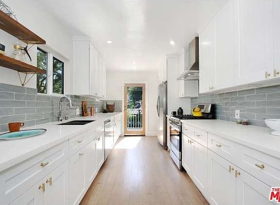 2nd image of 903 Cresthaven Dr