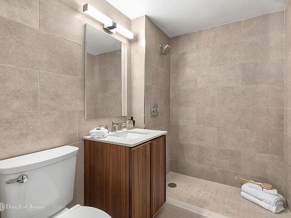 5th image of 440 Washington St APT 601