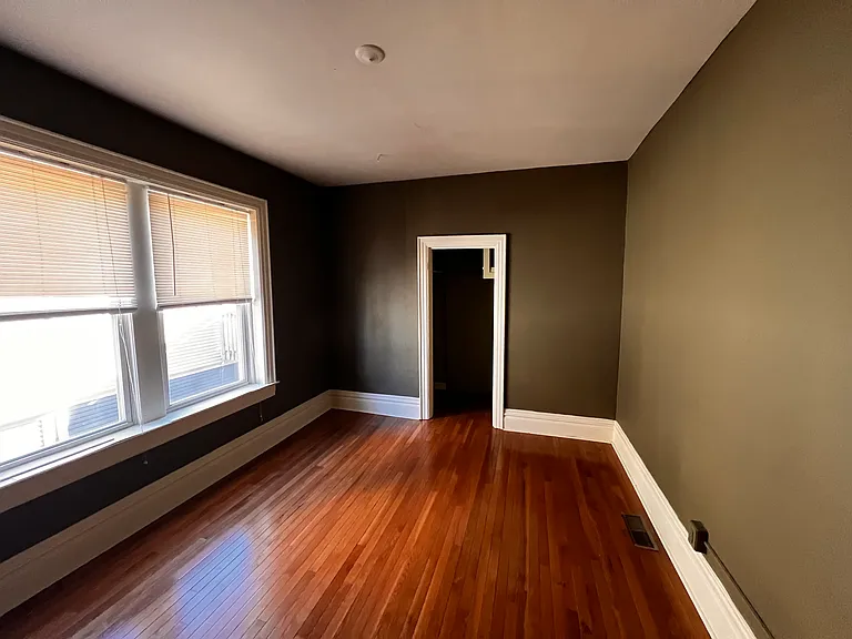 527 E College St #4 — Photo 3